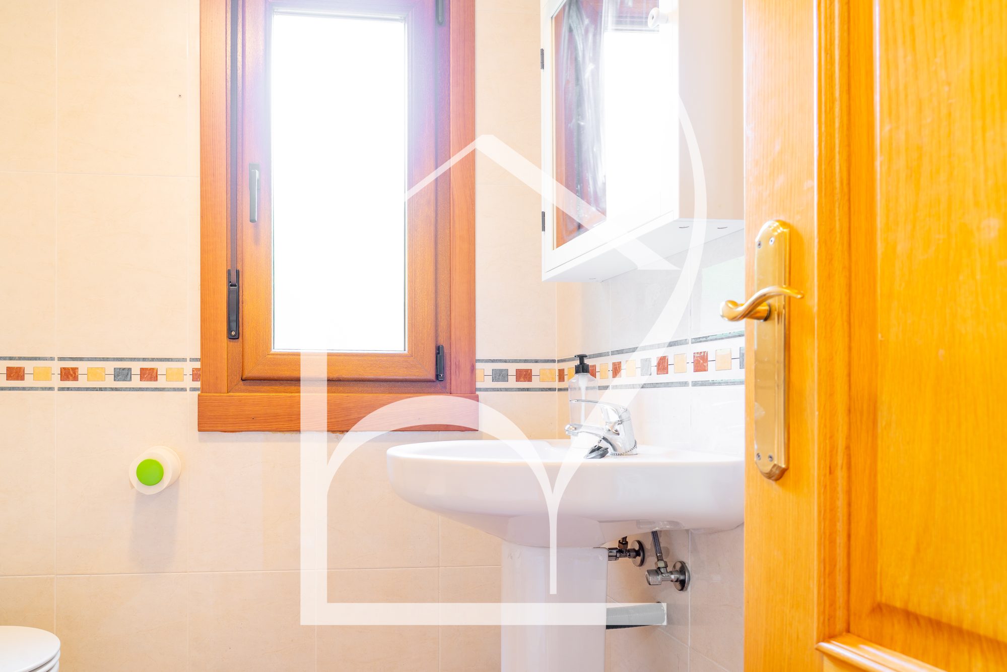 Distribuidor con acceso a habitaciones