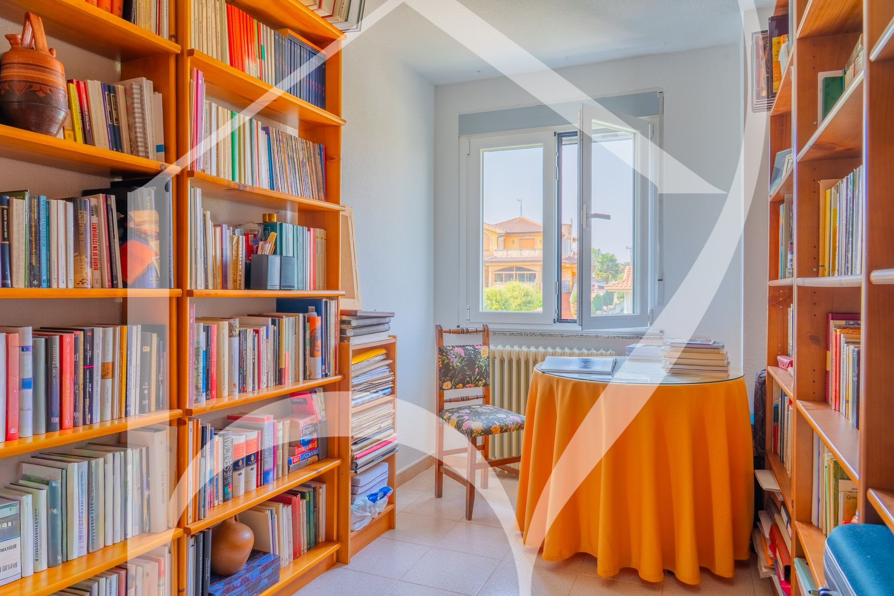 Estudio con librería a medida