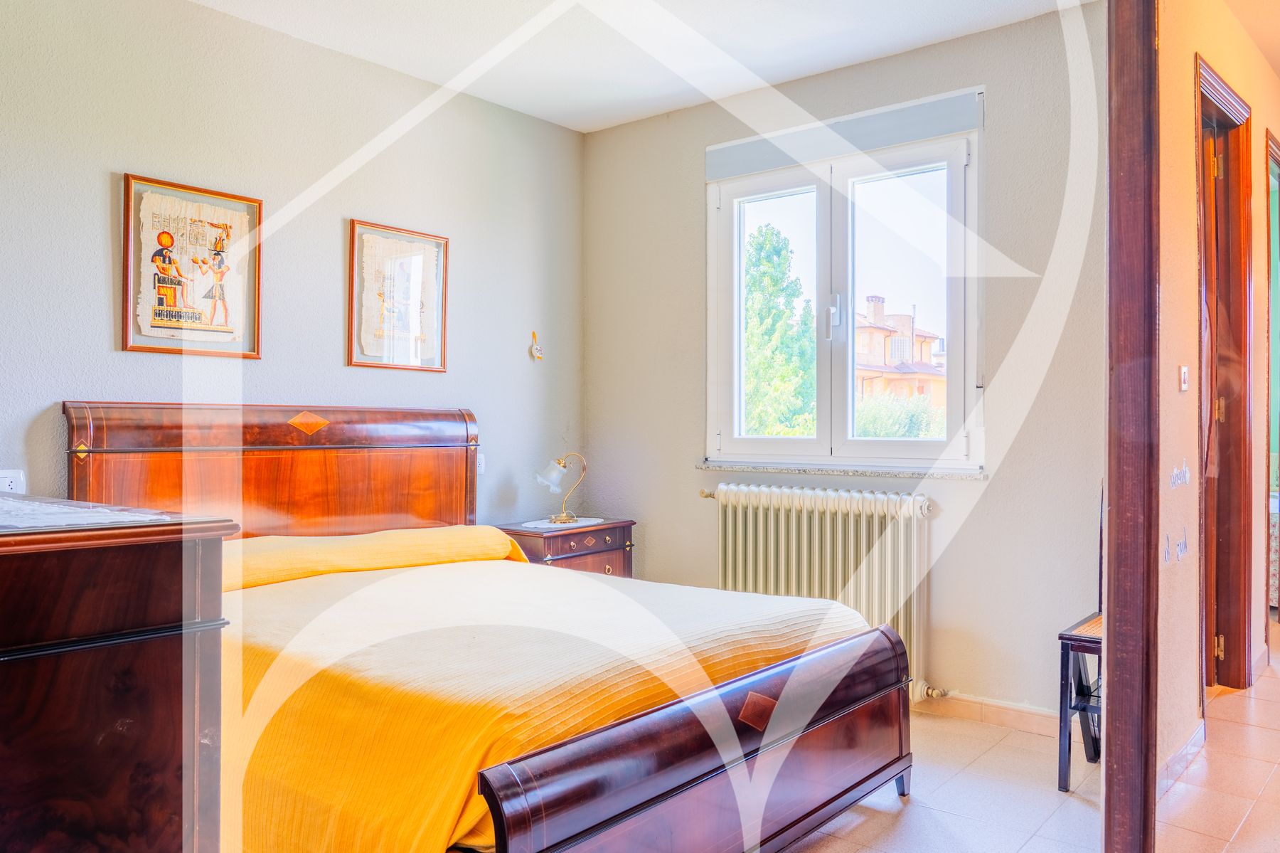 Dormitorio con librería adyacente