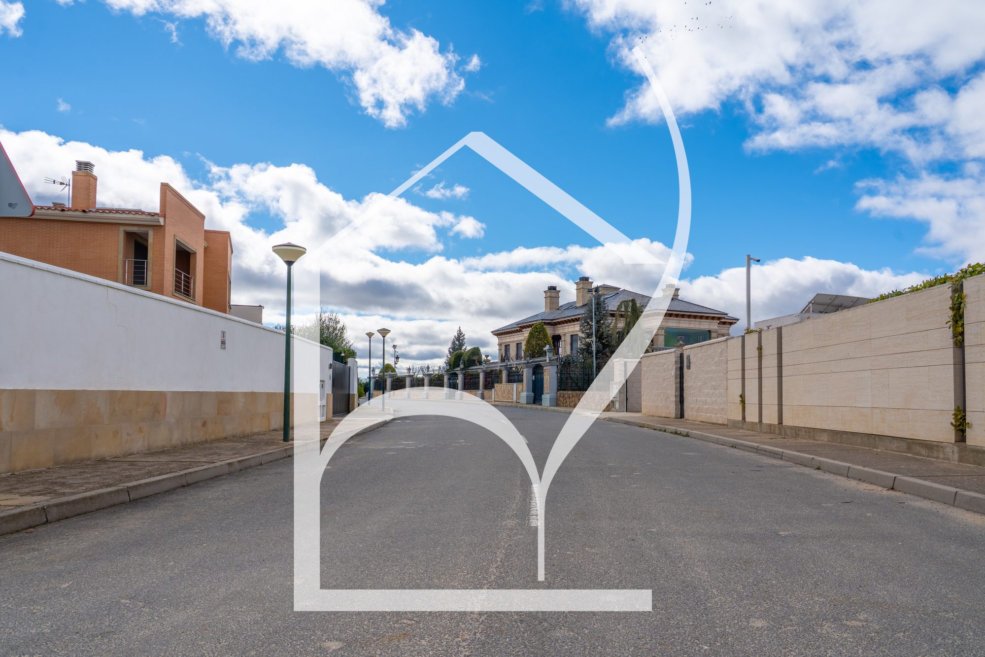 Calle de acceso a la urbanización